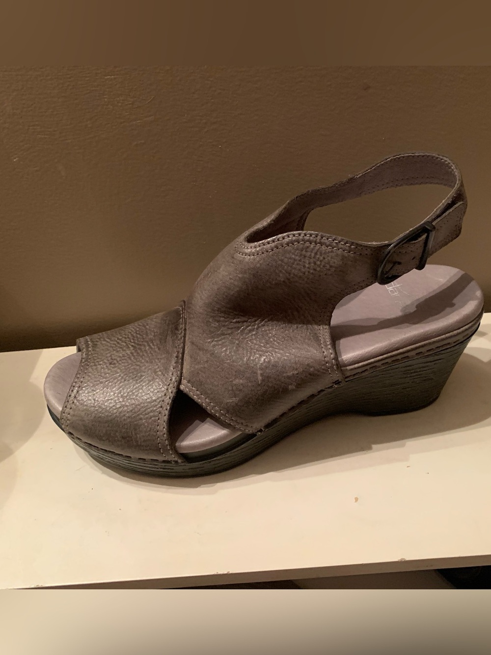 Dansko Vanda wedge sandal in stone grey leather size 40 9.5